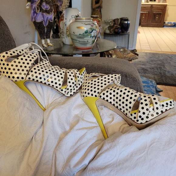 Shoes - Picture 4 of 6